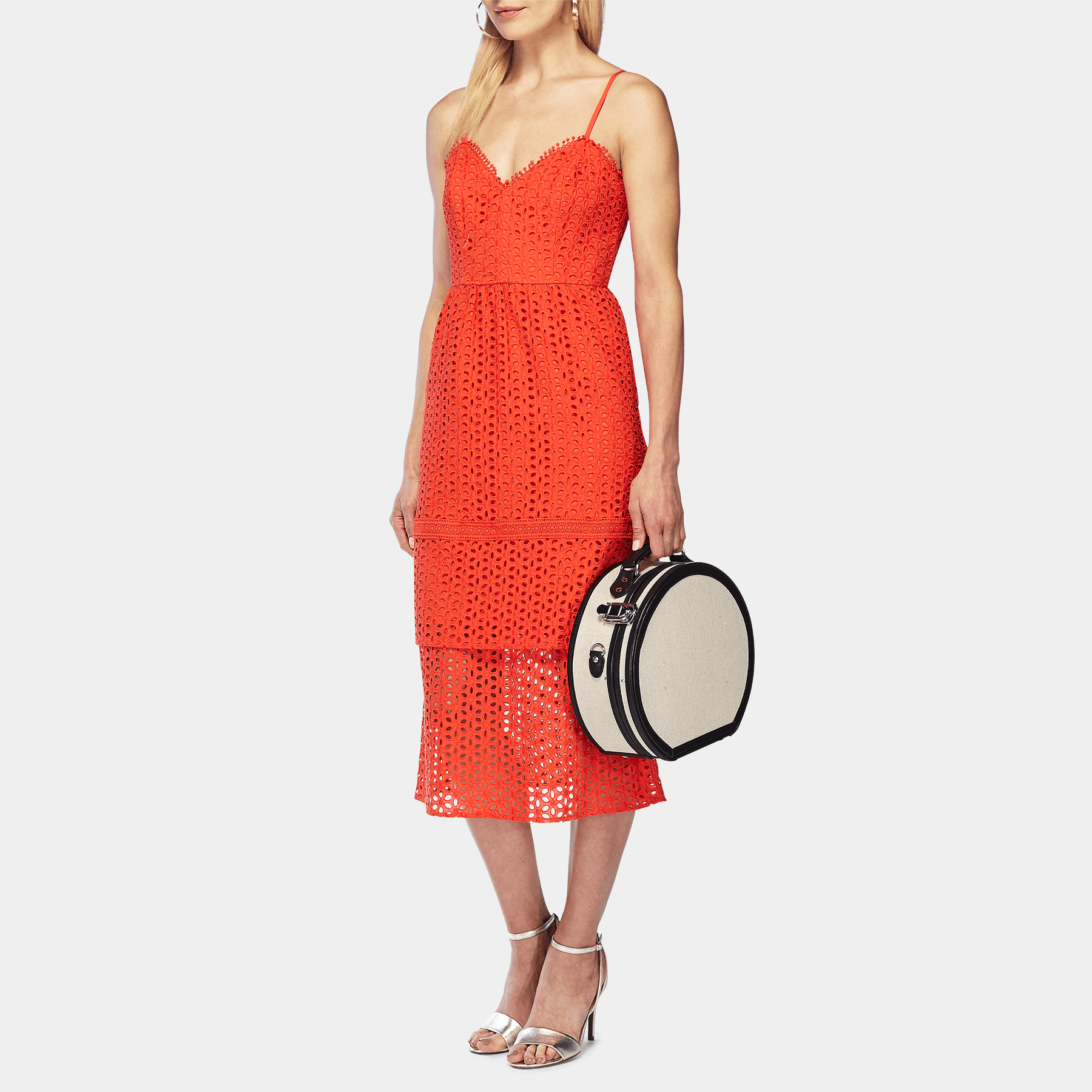 Model with the small hatbox Editor linen suitcase with black trims