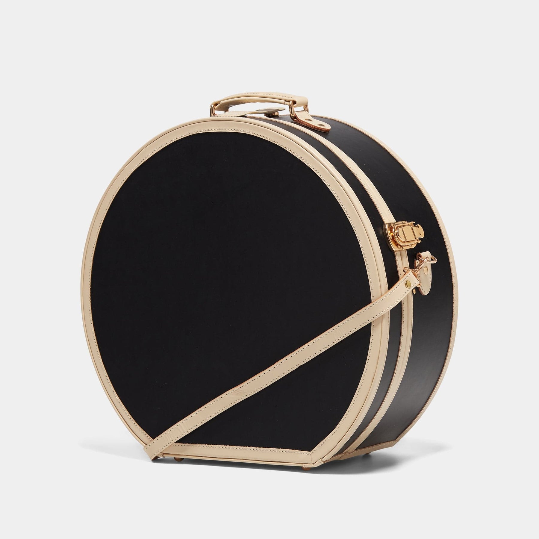 Angled product view of the deluxe hatbox Starlet fibreboard suitcase in black