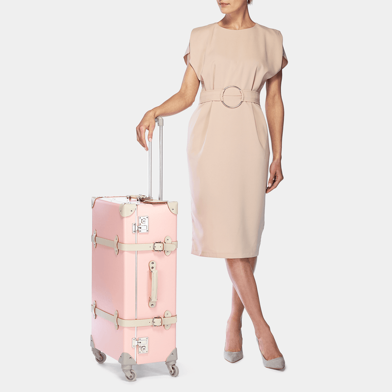 Model with the check-in Botanist fibreboard suitcase in pink with raised handle