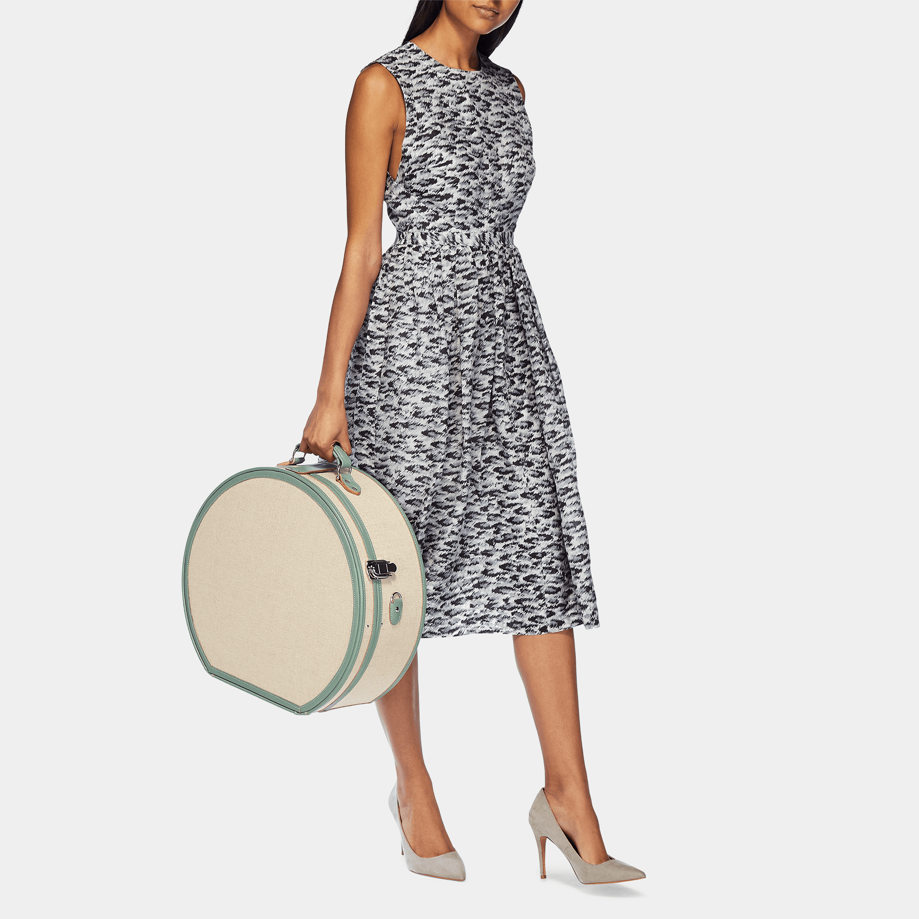 Model  with the deluxe hatbox Editor linen suitcase with sea green trims