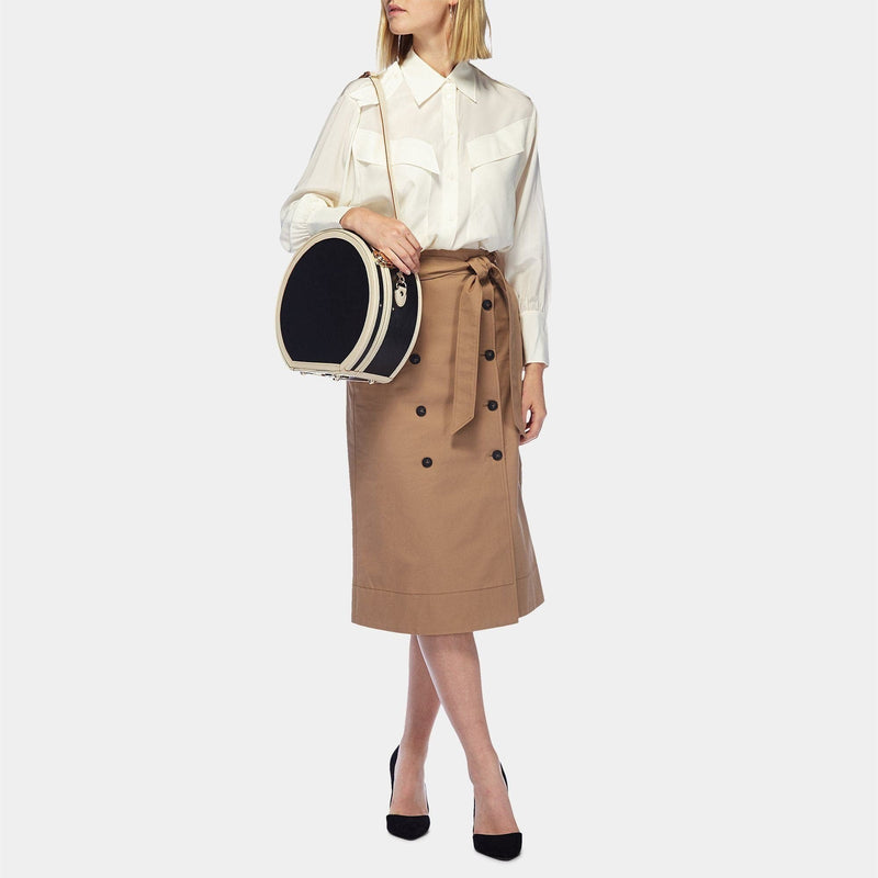 Model with the small hatbox Starlet fibreboard suitcase in black with shoulder attachment strap