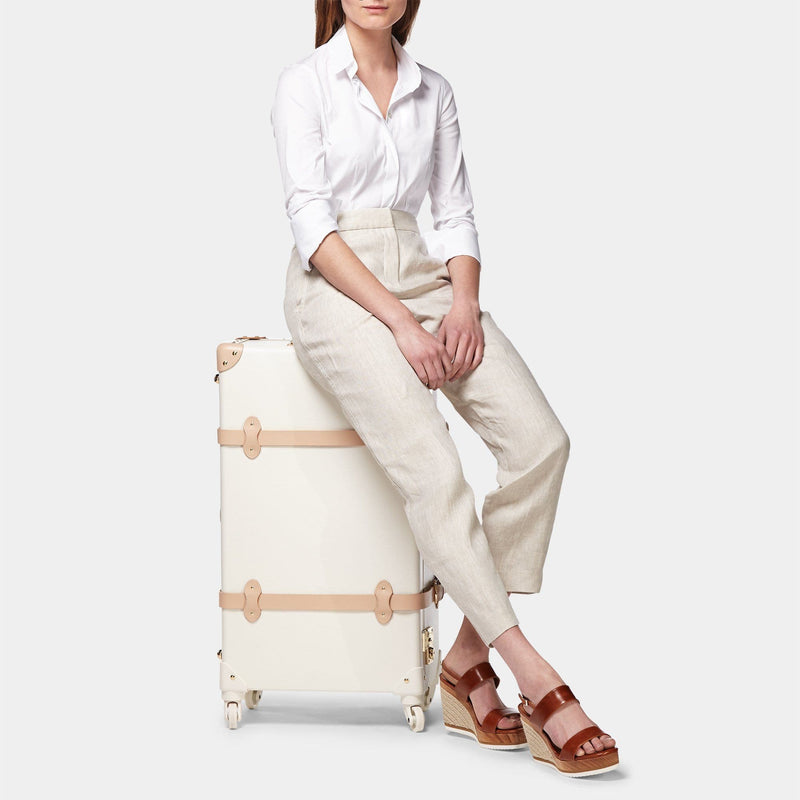 Model with the check-in spinner Sweetheart fibreboard suitcase in cream 